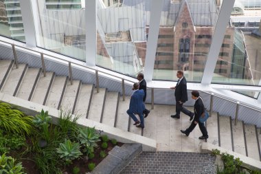 Hall Sky garden ile ilgilenen 32 kat izlerken Londra manzarası insanlar. Londra