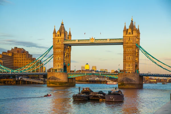 Ponte da torre ao pôr-do-sol. Londres, Reino Unido — Fotografia de Stock