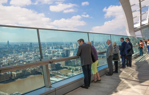 Pessoas assistindo horizonte de Londres a partir do 32 andar da sala de visualização Sky Garden. Londres — Fotografia de Stock