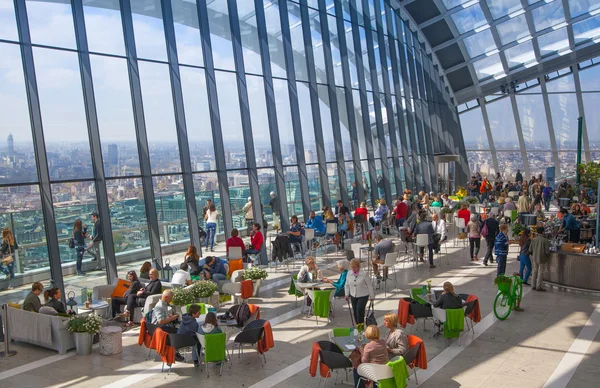 Ludzie oglądać panoramę Londynu z 32 piętra wyświetlanie hall niebo ogród. Londyn — Zdjęcie stockowe