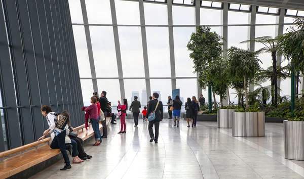 People watching London skyline from the 32 floor of viewing hall Sky garden. London — Stock Photo, Image