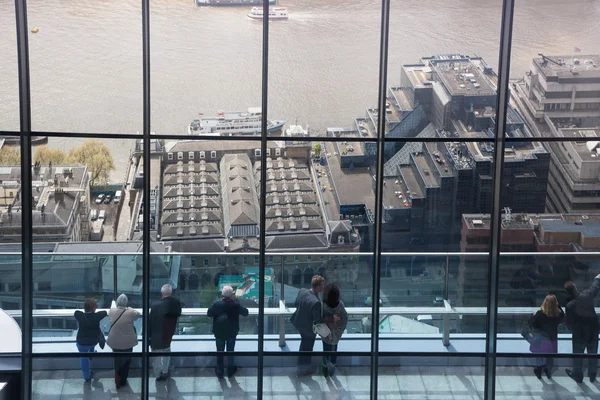 Люди наблюдают за горизонтом Лондона с 32 этажа смотрового зала Sky garden. Лондон — стоковое фото