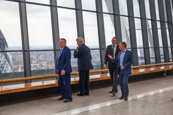 People watching London skyline from the 32 floor of viewing hall Sky garden. London — Stock Photo, Image