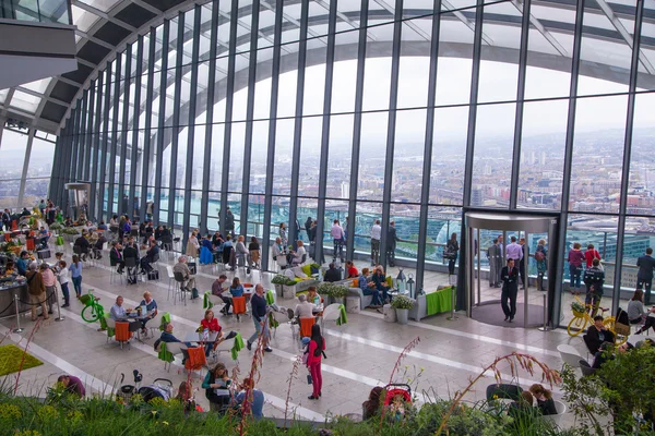 Persone che guardano lo skyline di Londra dal 32 piano della sala di osservazione Sky garden. Londra — Foto Stock