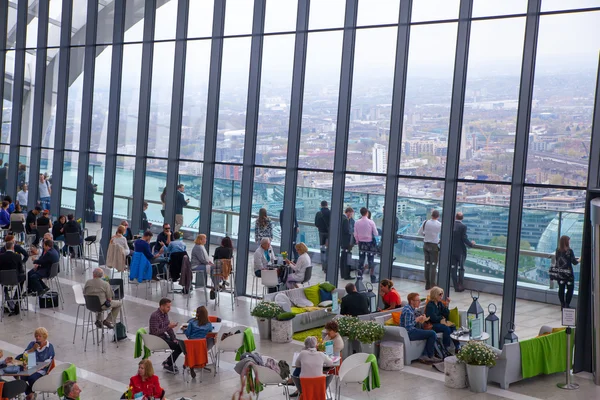Ludzie oglądać panoramę Londynu z 32 piętra wyświetlanie hall niebo ogród. Londyn — Zdjęcie stockowe
