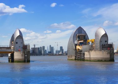  Londra bariyer Thames Nehri üzerinde. İngiltere