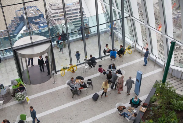 Hall Sky garden ile ilgilenen 32 kat izlerken Londra manzarası insanlar. Londra — Stok fotoğraf