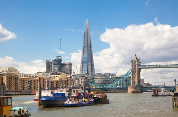 Tower bridge a londýnské city moderní budovy. Londýn — Stock fotografie