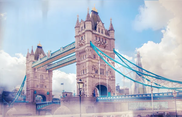 Tower bridge and city of London modern buildings . London — Stock Photo, Image