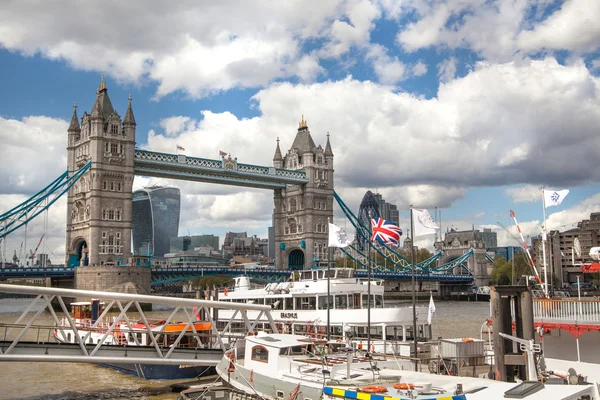 Tower Bridge und City of London moderne Gebäude. London — Stockfoto