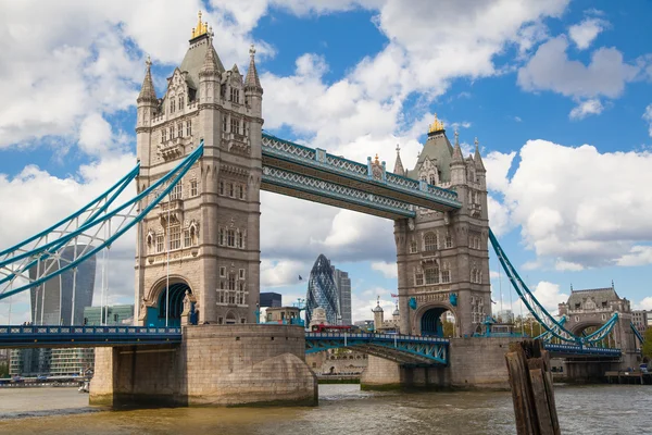Tower bridge a londýnské city moderní budovy. Londýn — Stock fotografie