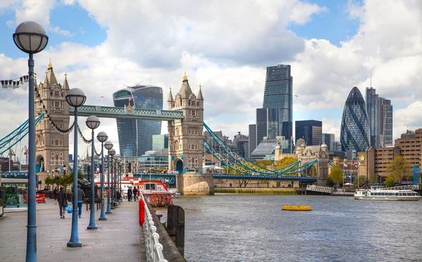 Tower bridge a londýnské city moderní budovy. Londýn — Stock fotografie