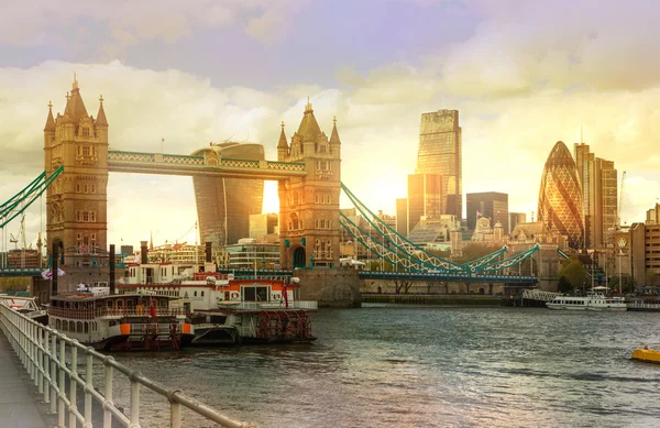 Puente de la torre y la ciudad de Londres edificios modernos. Londres — Foto de Stock