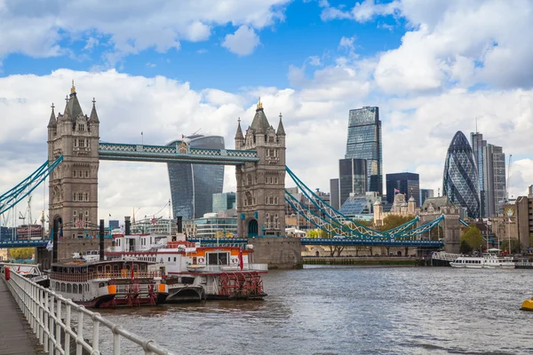 Puente de la torre y ciudad de Londres, Reino Unido — Foto de Stock