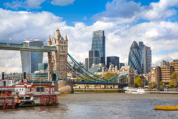 Puente de la torre y ciudad de Londres, Reino Unido — Foto de Stock