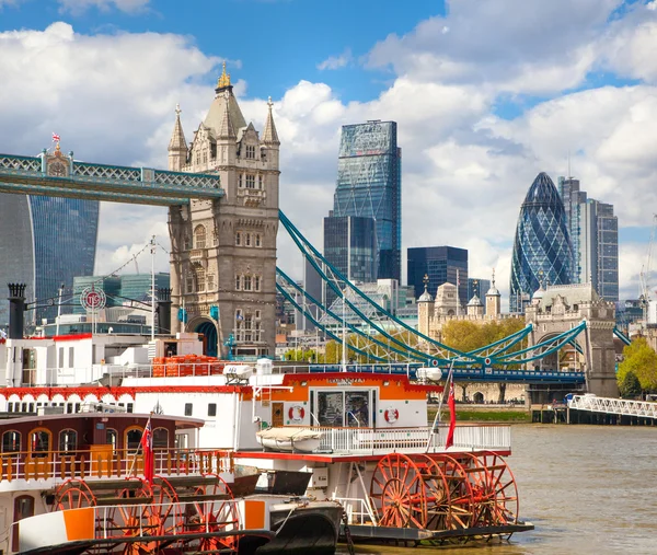 Tower bridge and city of London, UK — Stock Photo, Image