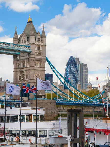 Tower bridge a město Londýn, Velká Británie — Stock fotografie