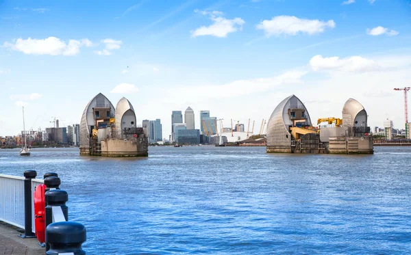 Londra bariyer Thames Nehri üzerinde. İngiltere — Stok fotoğraf