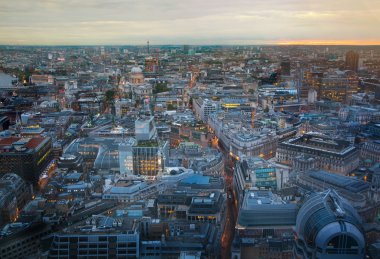 Gün batımında Londra görünümünden 32 kat