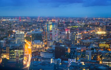 Gün batımında Londra görünümünden 32 kat