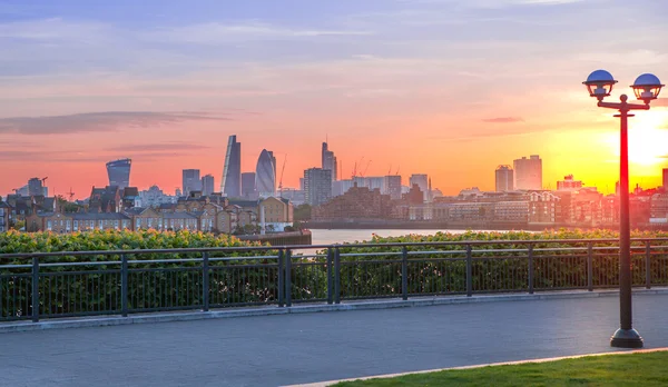 Vista de la ciudad de Londres al pato — Foto de Stock