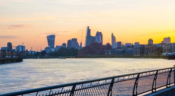 Vista de la ciudad de Londres al pato — Foto de Stock