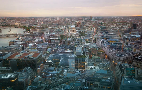 Londen uitzicht bij zonsondergang vanaf de 32 vloer — Stockfoto