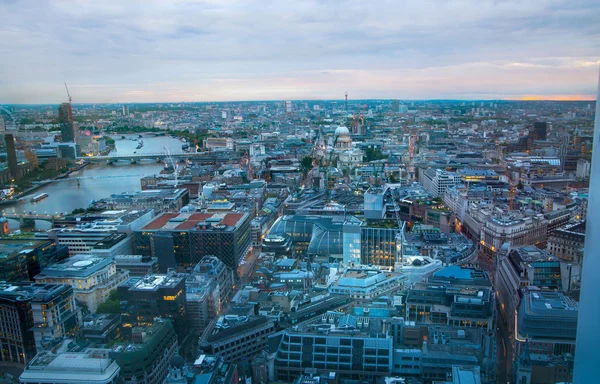 Vue Londres au coucher du soleil depuis l'étage 32 — Photo