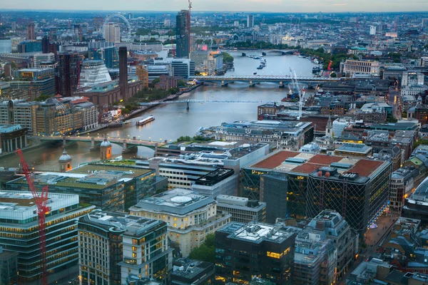 Londen uitzicht bij zonsondergang vanaf de 32 vloer — Stockfoto