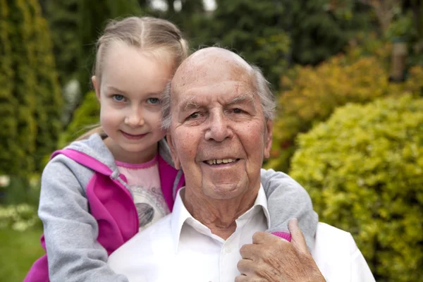 95 év régi angol férfi unokája, kertben — Stock Fotó
