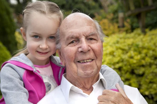 95 év régi angol férfi unokája, kertben — Stock Fotó