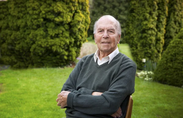 Retrato de um inglês de 95 anos em seu jardim — Fotografia de Stock