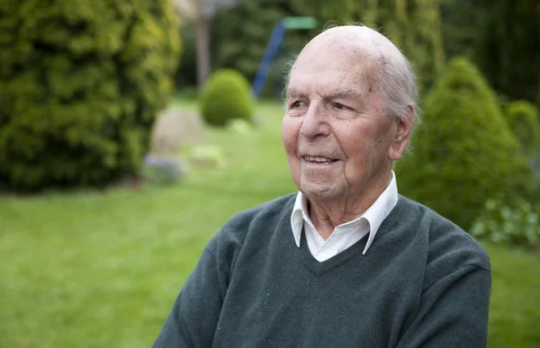 Retrato de um inglês de 95 anos em seu jardim — Fotografia de Stock