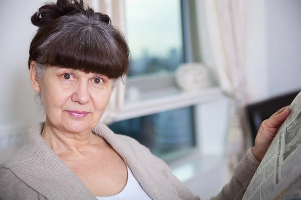Edad de jubilación mujer de buen aspecto retrato en el entorno doméstico — Foto de Stock