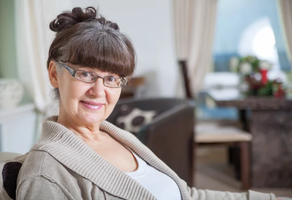 Idade da pensão boa aparência mulher retrato no ambiente doméstico — Fotografia de Stock