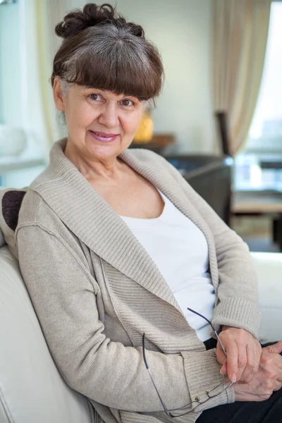 Idade da pensão boa aparência mulher retrato no ambiente doméstico — Fotografia de Stock