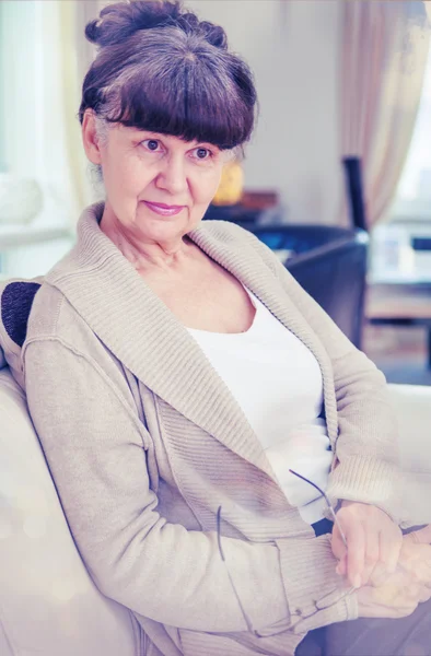 A Pension kor jó látszó nő portré hazai környezetben — Stock Fotó