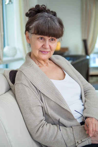 Idade da pensão boa aparência mulher retrato no ambiente doméstico — Fotografia de Stock