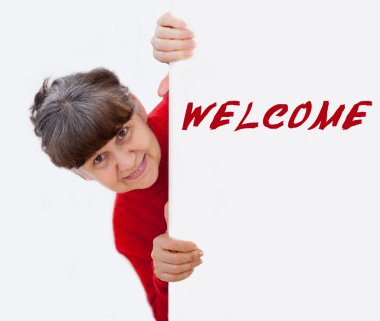 Olgun kadın hoş geldiniz şarkı ile beyaz afiş yaslanmış. Beyaz arka plan karşı portre