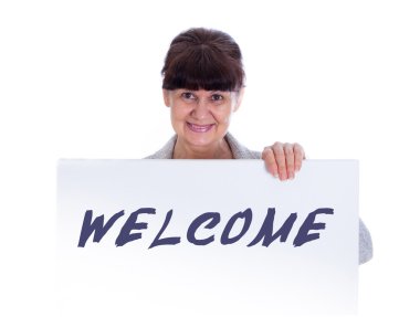 Olgun kadın hoş geldiniz şarkı ile beyaz afiş yaslanmış. Beyaz arka plan karşı portre