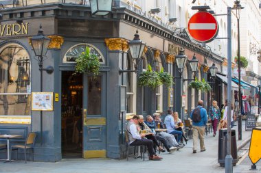 İnsanlarla Londra sokak görünümü