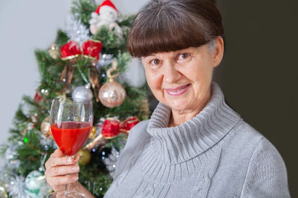 Ώριμη ηλικία καλή αναζητούν γυναίκα έναντι του χριστουγεννιάτικου δέντρου. Χριστούγεννα φόντο — Φωτογραφία Αρχείου