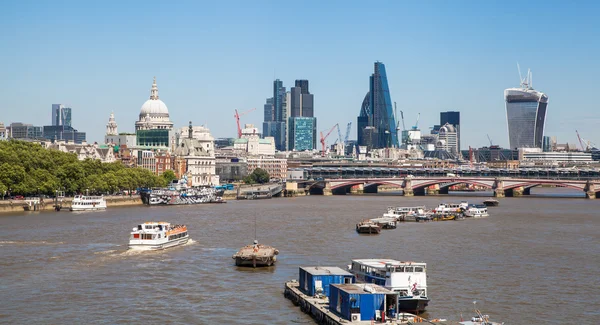 Ciudad de Londres vista desde el río Támesis, Reino Unido — Foto de Stock