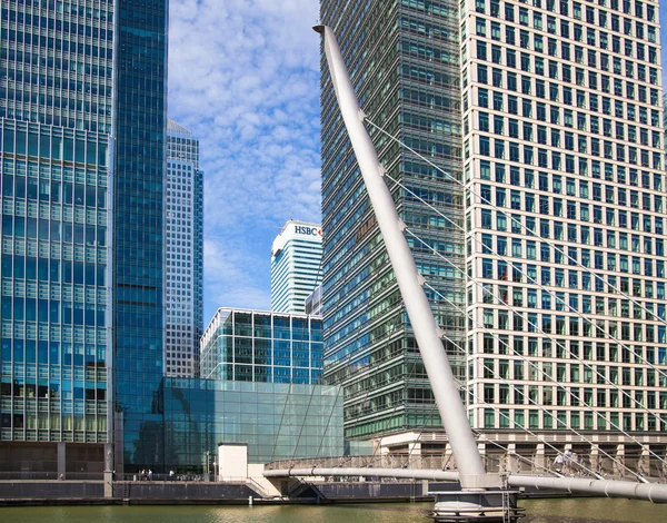 Canary Wharf Edifícios de escritórios ao pôr-do-sol, negócios internacionais e ária bancária. Londres — Fotografia de Stock