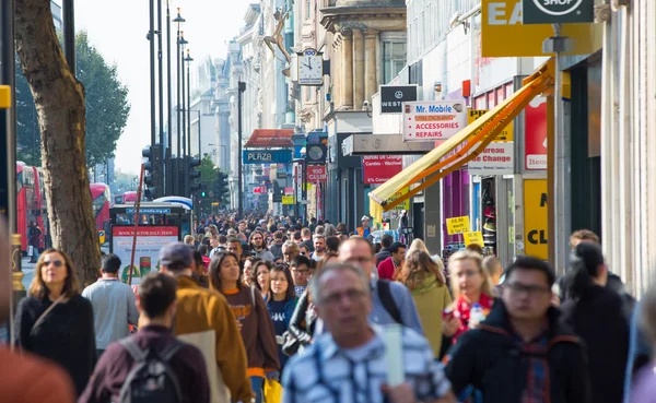 Muita gente, turistas a caminhar na New Oxford Street, Londres — Fotografia de Stock