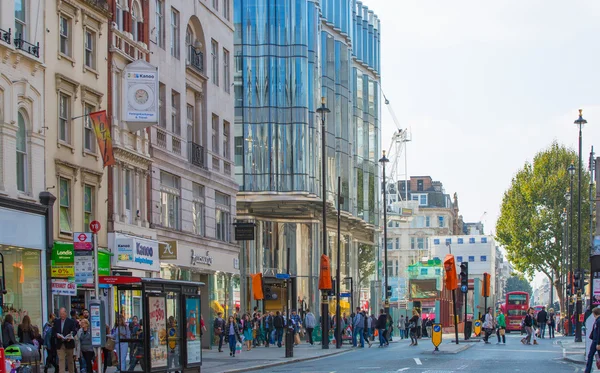 Veel mensen, toeristen lopen's nieuwe Oxford street, Londen — Stockfoto