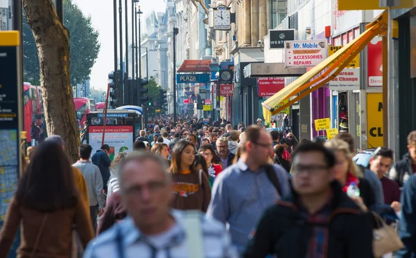 Mnóstwo ludzi, turystów, którzy chodzą w New Oxford street, Londyn — Zdjęcie stockowe