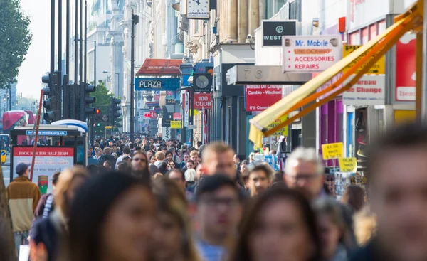 Viele menschen, touristen, die an der new oxford street, london spazieren gehen — Stockfoto