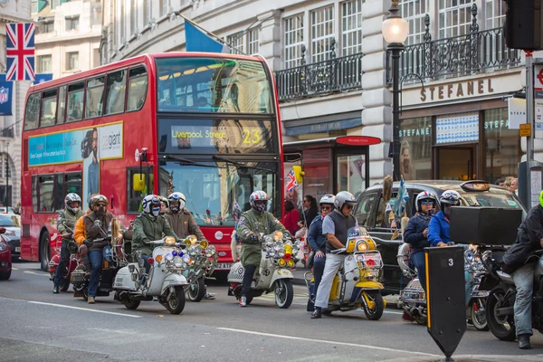 Нащупать байкеров на винтажных мотоциклах на Риджент-стрит. london — стоковое фото