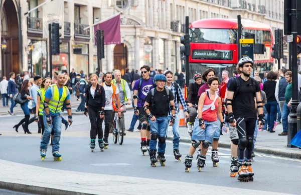 LONDON, UK - OCTOBER 4, 2016: London's roller skaters at the Regent street — Stock Photo, Image